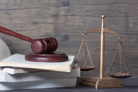 律师解读“路人捡拾万元金手链后丢弃，被判赔8376元”：捡拾人对捡到的物品负有保管责任图片