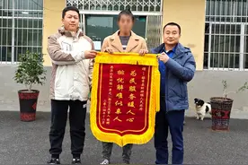 群众房屋不幸遭遇火灾，他倾情帮助获赠锦旗致谢图片