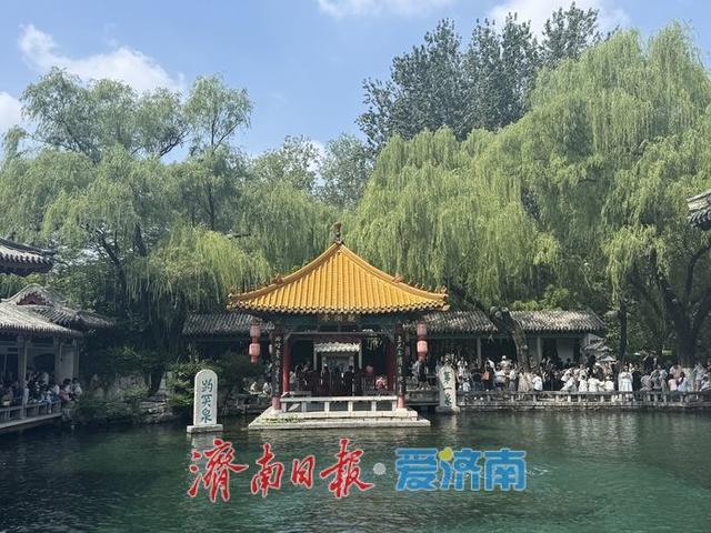 一年四季 泉在济南丨初秋趵突泉畔游人如织 泉城美景引客来