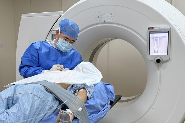 手心滴汗如雨、脸痛到飚泪……他们被“怪病”囚禁的人生，被一位医生缓解