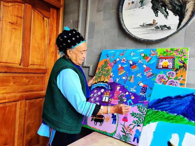“老”厉害了！云南大理92岁白族奶奶逆袭为画家
