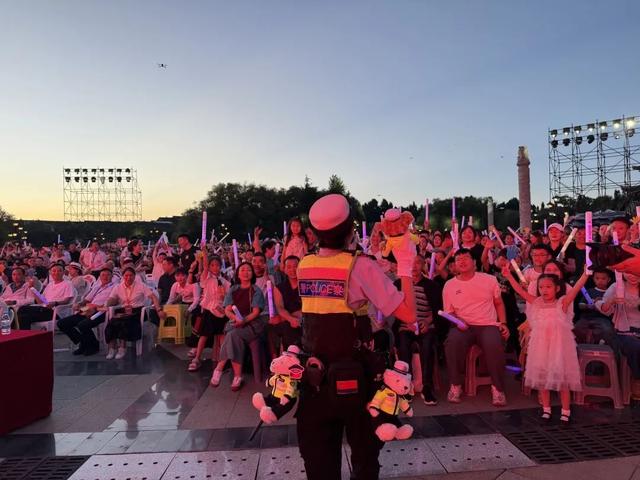 速看！贵州公安交警闪现“自然凉·毕燃嗨”大狂欢活动现场，还带来了警小熊｜两公布一提示