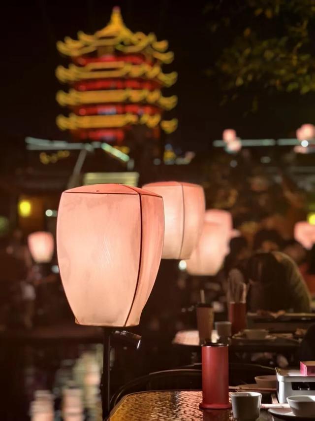 武汉人太会了！烧烤店抬头就是黄鹤楼