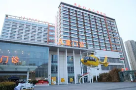 生死时速！“空中120”开辟云端生命线，青岛妇儿医院成功完成山东省最小出生胎龄危重早产儿空中转运图片