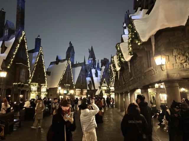 北京环球影城迎初雪，游客纷纷打卡“魔法世界”