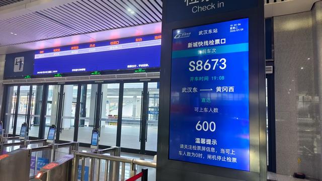 对话每天跨城通勤5小时男子：自驾车停高铁站300元包月，骑摩托到家时以前还没下班