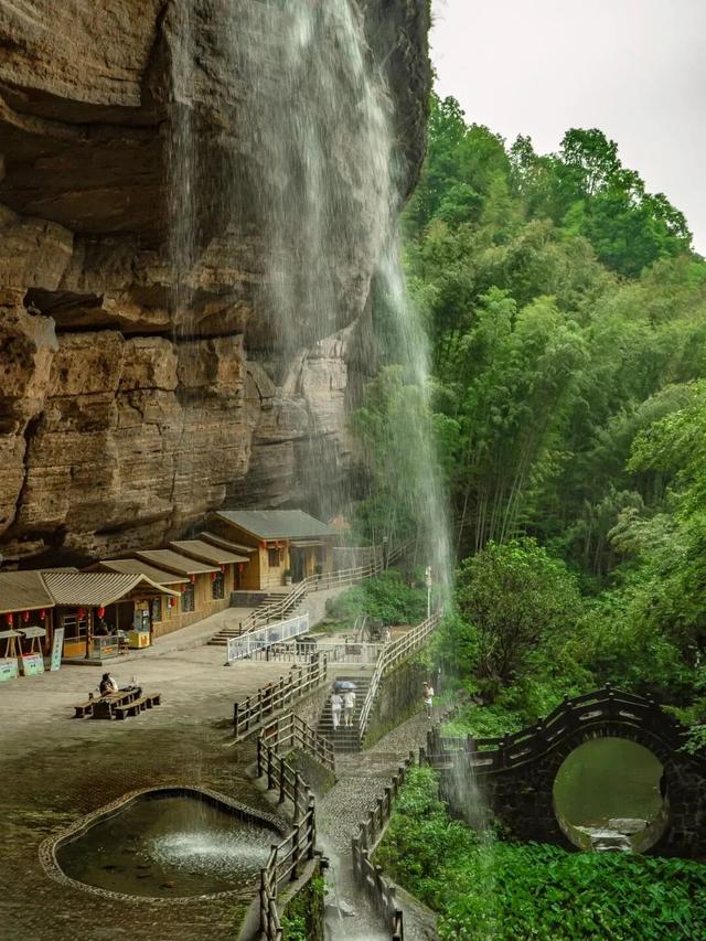 装点此关山，今朝更好看