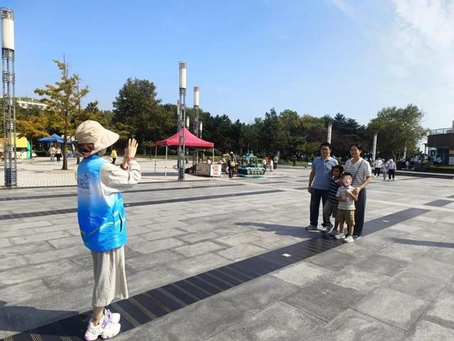 这抹“志愿蓝”，国庆假期里景区最暖风景线！
