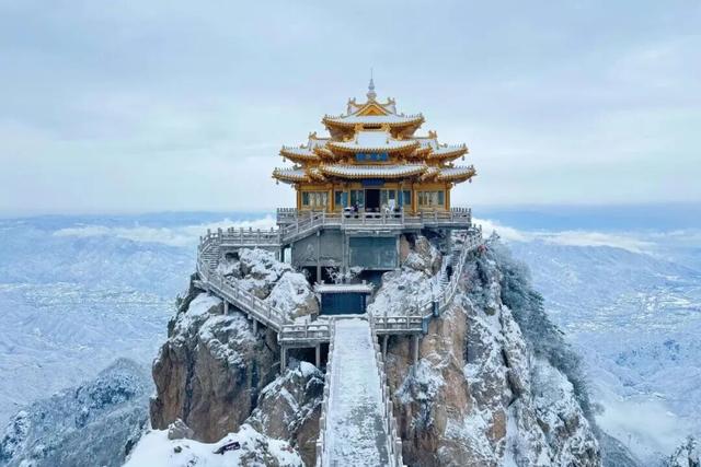 “洛阳怎么一下雪，就封神。”