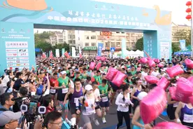 荣昌半程马拉松成“卤鹅半马”：“卤鹅哥”现场爱心投喂，选手纷纷合影“吉祥鹅”图片