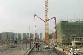 上千工人奋战施工，汕头国际纺织城建设“上高速”图片