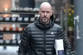 滕哈赫穿运动品牌羽绒服、黑色运动鞋外出购物图片