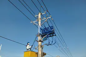 天天讲安全 | 国网吴忠供电公司新妙招：给架空线路“穿蓝色绝缘服”图片