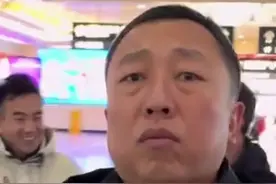 男生放假回家坐101小时火车 在爸妈面前晃悠半天都没被认出图片