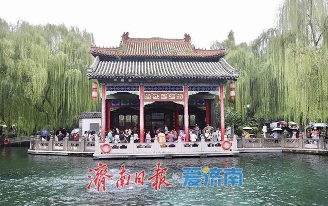 雨中赏泉，济南趵突泉似江南画卷