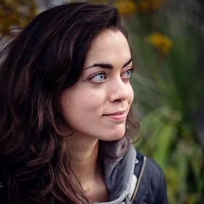 马斯克脑机接口意念控制机械臂，演示者获得钢铁之吻，理论上可控制一切