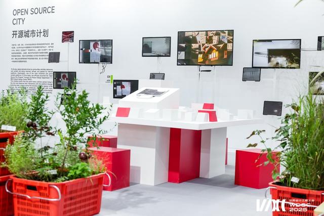 打卡“设计之都”展区：污泥变玻璃，空瓶成艺术品，AI 定制你的专属养生饮