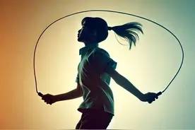 初三课间也要动起来！教育部：保障中小学生每天综合体育活动时间不低于2小时图片