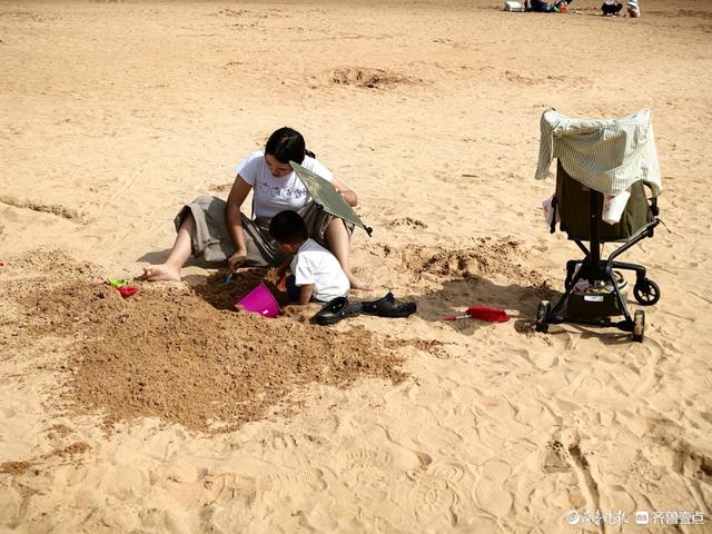双节拍 | 青岛八大关浴场沙滩上，玩沙子的孩子