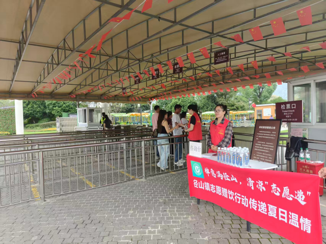 情暖径山  志愿同行 余杭径山镇志愿服务点亮游客旅途