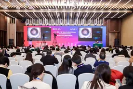 近视伴有老花眼可以这样做手术！五官科医院飞秒激光已超26万台，全球近视手术量首屈一指图片