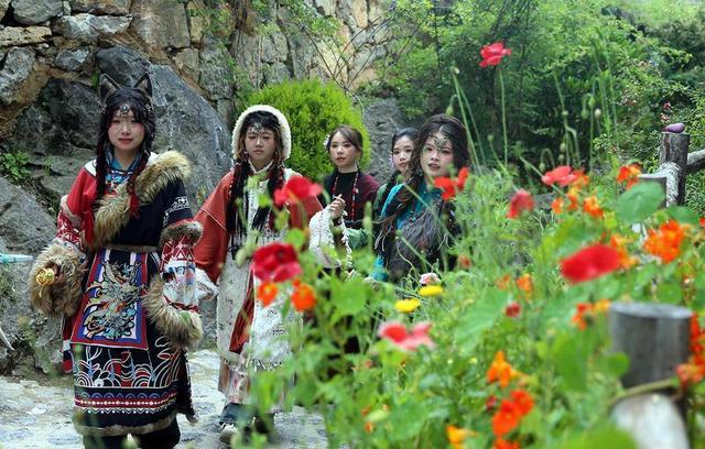 香格里拉旅游火爆，日均19℃清凉吸引中外游客