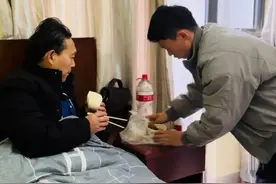 带着爸爸上大学的他，爷们儿！图片