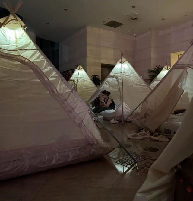 上海高精力牛马半夜3点排队进博物馆约会？法老都得加班的上博埃及展一年赚了7个亿