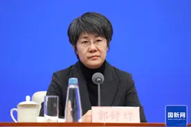 财政部：截至2024年底城市、农村低保平均标准分别达到每人每月798元、594元图片