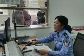 襄阳樊城公安：户籍窗口“不打烊” 为民服务“不缺位”图片