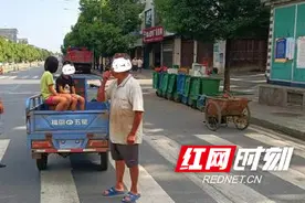 道县：爷爷驾驶三轮电动车违法搭乘孙子孙女图片