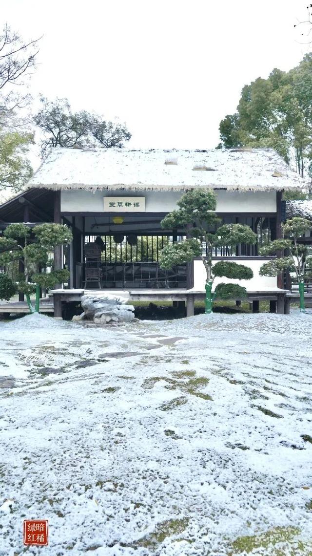 金陵飞雪讯，静待秦淮妆