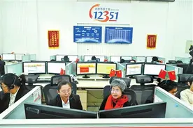 23位政协委员值守热线倾听心声图片