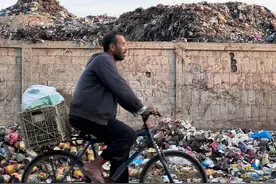 近东救济工程处：极度饥饿下，加沙越来越多人翻垃圾寻找食物图片
