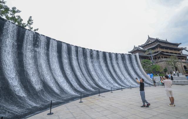 很多江南古镇快经营不下去了，乌镇还在收150元门票，不凭脸皮凭什么？