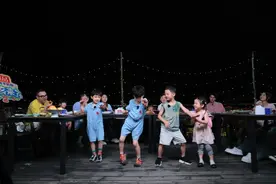 武艺：“羡慕三孩家庭的神奇与疯狂”！夏日合宿之夜惊喜乐翻天图片