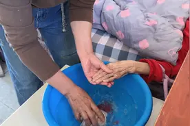 乌鲁木齐米东区：儿媳细心照顾患病婆婆 用爱心诠释孝道图片