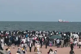 情报站|“火箭竖起来了！”日照海上发射在即，沙滩上人山人海图片