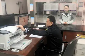 咸阳市市场监管局  开展“坐窗口走流程跟执法”活动图片