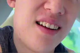 水中游玩！付豪女友晒两人度假Vlog 两人在水池中打篮球图片