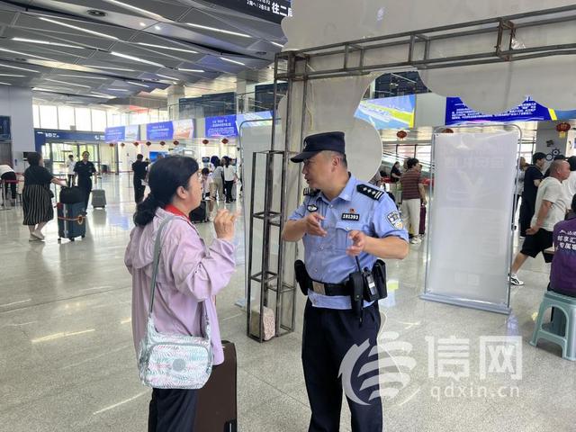 “海上旅游 文明‘邮’你” 市北区“志愿红”携手港航“警察蓝”倡导邮轮文明旅游