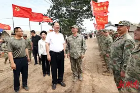 毛伟明慰问一线抢险人员：再接再厉战斗到底 不获全胜决不收兵图片