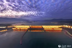 长江三峡 喷薄日出照大江图片