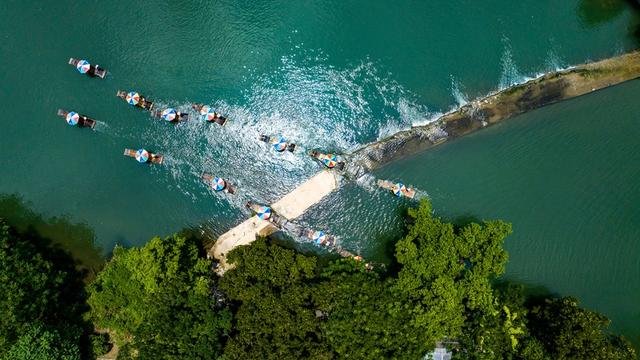 广西阳朔：盛夏泛舟赏景