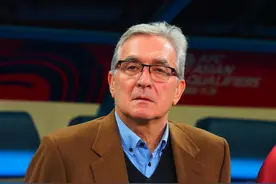 国足vs印尼比赛，主教练伊万科维奇神情淡定在场边指挥图片