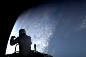 SpaceX宇航员出舱！亿万富翁“踏入”太空，惊叹“美丽的世界”视频封面