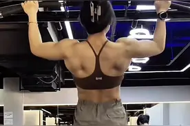 99年女法医变身健身达人：单手拿4公斤电颅锯开颅，靠力气和专业打破偏见图片