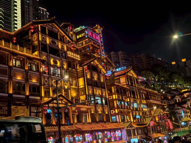 洪崖洞，夜山城的璀璨星河