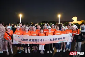 橘子洲游轮夜游湘江持续火爆 山区留守儿童受邀登船游玩图片