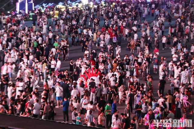 啤酒节开幕夜再现“人海”